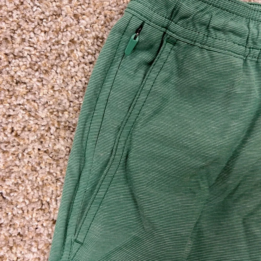 Duck Head Mens Harbor Performance Shorts Green Striped Elastic Waist Small 8in